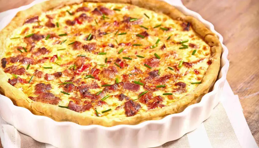 Une tourte dorée aux lardons et ciboulette, parfaite en accompagnement tourte pour un repas convivial.