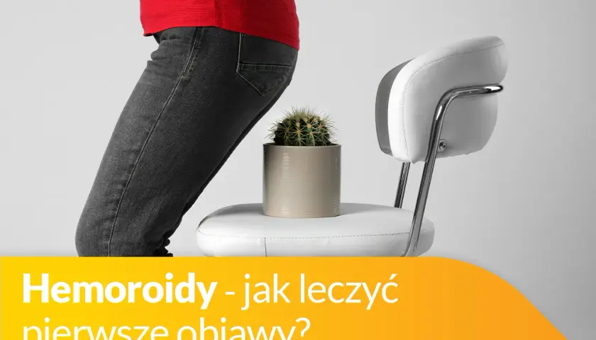 Osoba w czerwonej bluzce i dżinsach stoi obok krzesła, na którym stoi doniczka z kaktusem. Temat: żylaki odbytu.