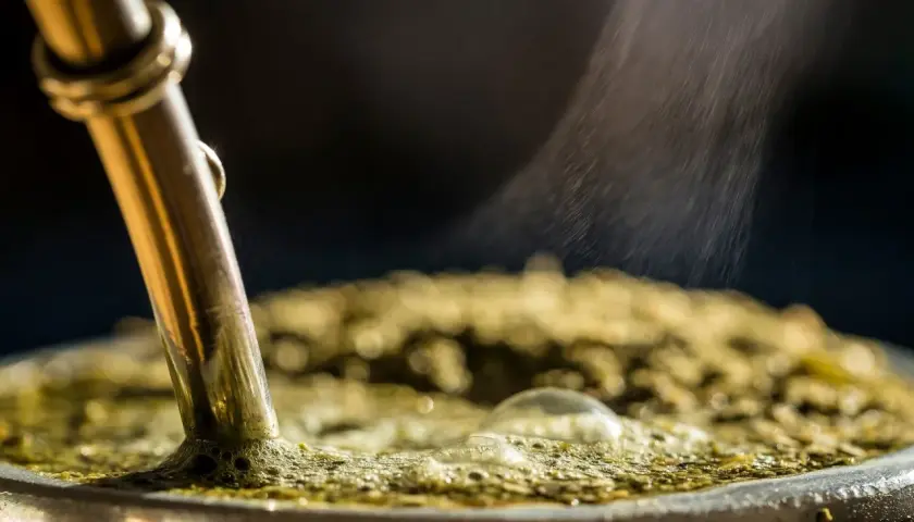 Gorąca yerba mate, z której unosi się para. Czy yerba jest rakotwórcza? Badania sugerują, że spożywanie bardzo gorących napojów może zwiększać ryzyko.