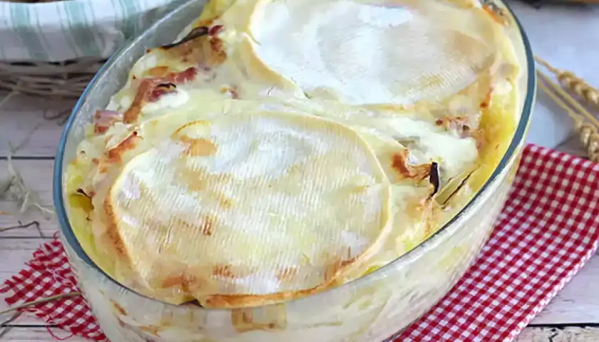 Gratin savoyard réconfortant, avec pommes de terre, lardons et fromage fondant. Une recette savoyarde parfaite pour se réchauffer.