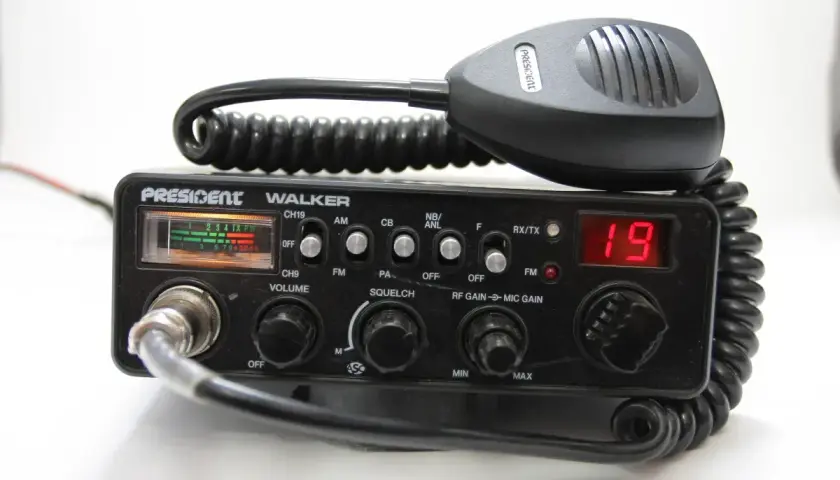 Radiotelefon President Walker z mikrofonem, gotowy do rejestracji CB. Na wyświetlaczu kanał 19.