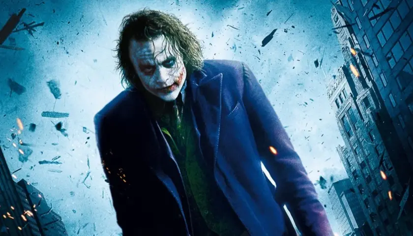 La storia di Joker, con il suo trucco iconico e il completo viola, emerge da un caos di detriti urbani e esplosioni.