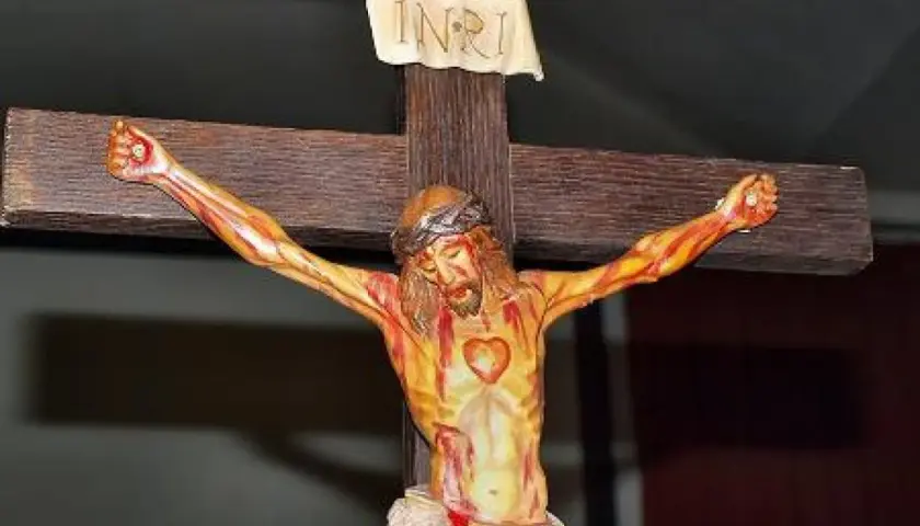 Figurka Jezusa na krzyżu, symbolizująca drogę krzyżową. Widoczny napis INRI.