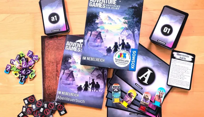 Kosmos Adventure Games: "Im Nebelreich" Spielmaterialien, darunter Karten, Figuren und das Abenteuerbuch, laden zu spannenden Entdeckungen ein.