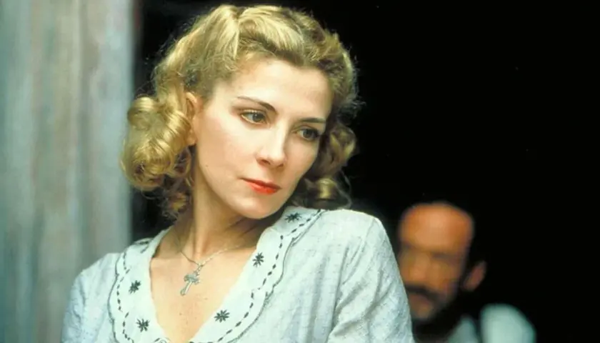 Natasha Richardson w jednym z filmów, z charakterystyczną fryzurą i krzyżykiem na szyi.