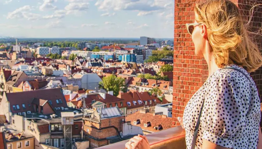 Kobieta podziwia panoramę Wrocławia. Idealne miejsce, by zaplanować, co zobaczyć wrocław co zobaczyć w 1 dzień.