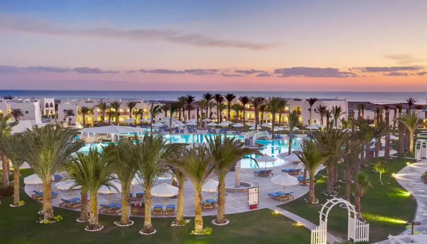 Piękny widok na basen i plażę w Hilton Marsa Alam Nubian Resort. Opinie gości potwierdzają rajskie wakacje.