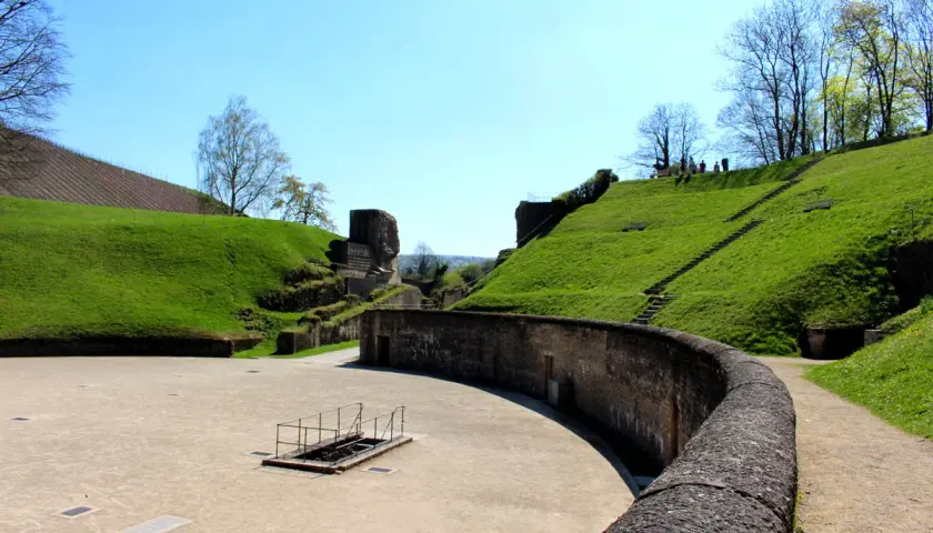 Römische Arena in Trier: Hier kann man in Trier Geschichte erleben, mit grünen Hängen und alten Mauern.