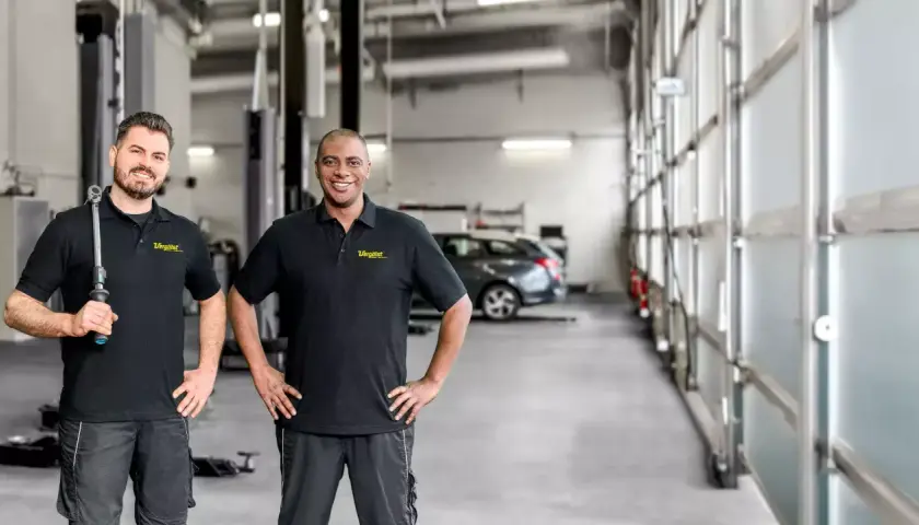Zwei Mechaniker in einer Werkstatt. Suchen Sie KFZ Meister Stellenangebote? Hier finden Sie Ihr neues Team!