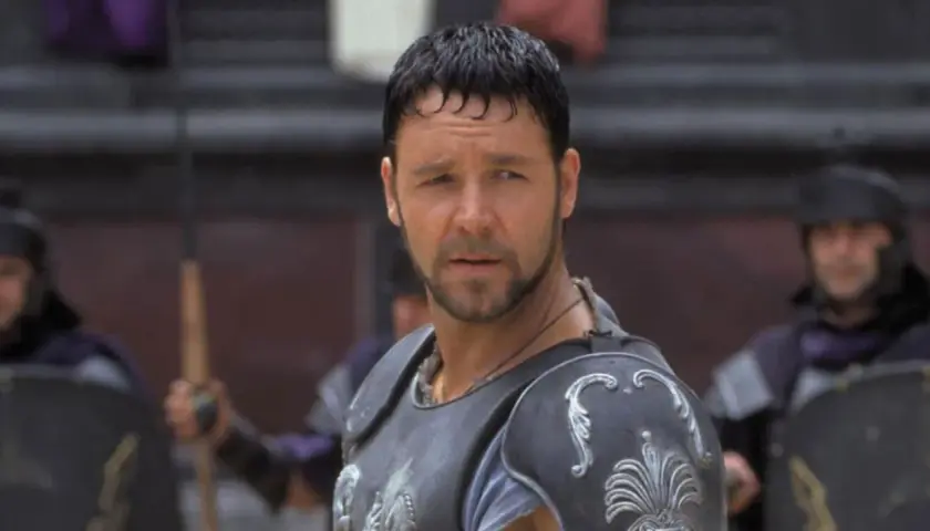 Maximus, protagonista de "Il Gladiatore", pronto alla battaglia. Le recensioni del film lodano la sua interpretazione.