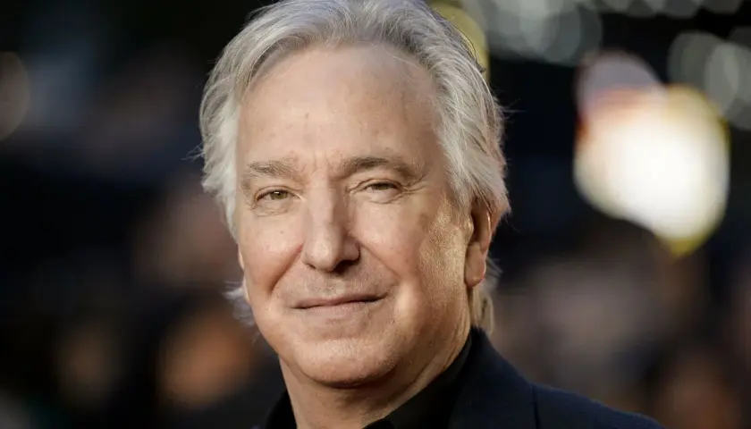 Uśmiechnięty Alan Rickman, z siwymi włosami, jakby właśnie skończył czytać fascynującą książkę.