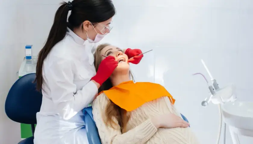 Dentysta po porodzie: Kiedy i jak bezpiecznie zadbać o zęby?