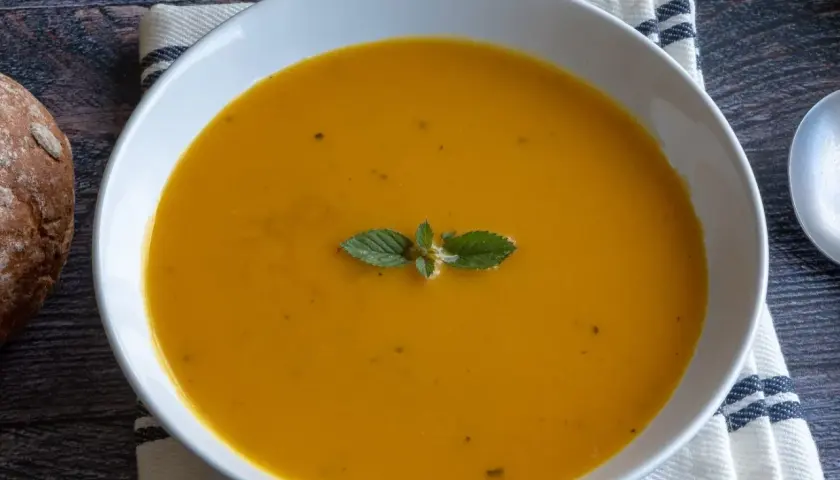 Aksamitna marchwianka z miętą, podana z chrupiącym chlebem. Idealna na chłodne dni.