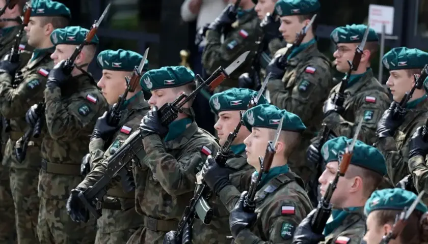 Ile zarabia cywil w wojsku? Pensje, dodatki i perspektywy
