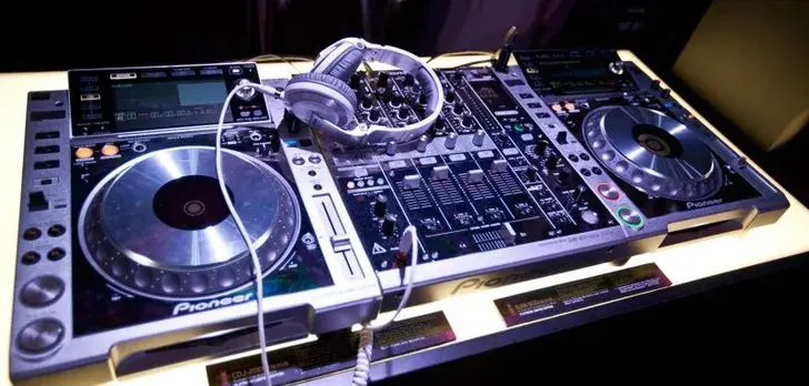 Wybierz najlepszy kontroler DJ na początek - ranking z poradami miksowania