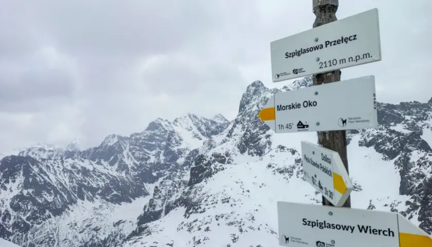 Szpiglasowa Przełęcz i szlak na Morskie Oko. Wskazówki drogowe w Tatrach.