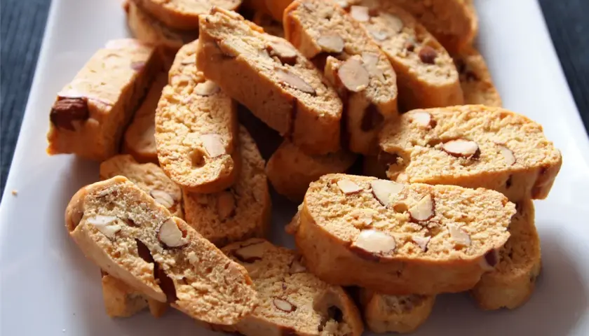 Stos chrupiących cantuccini z migdałami, idealnych do kawy. Prosty cantuccini przepis na pyszne ciasteczka.