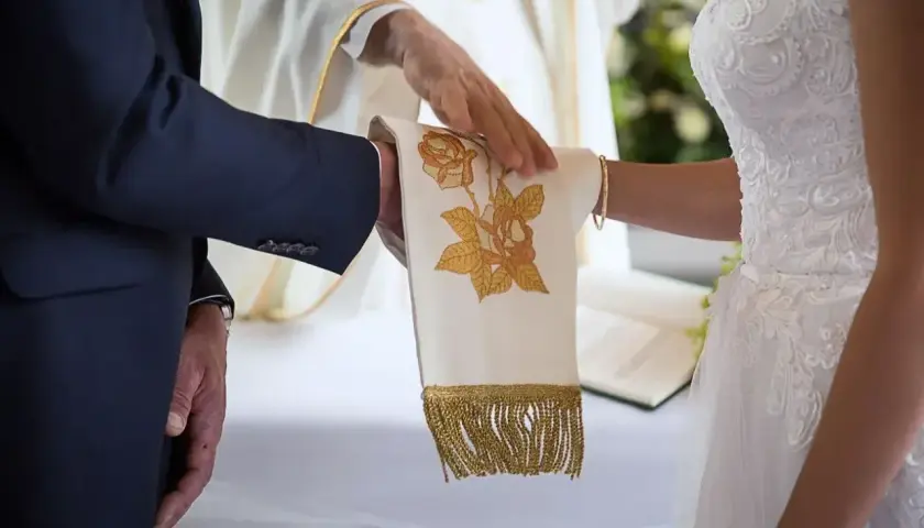 Ceremonia ślubna w kościele, podczas której ksiądz błogosławi parę. Długość ceremonii jest różna, ale zazwyczaj trwa około 45 minut.