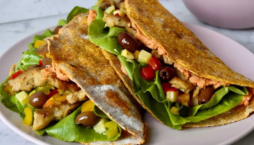 Piadina di carote ripiena di verdure fresche, olive e un cremoso paté. Un pasto colorato e gustoso.