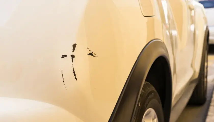 Arañazo profundo en coche color crema. ¿Buscas reparar arañazo profundo coche precio?