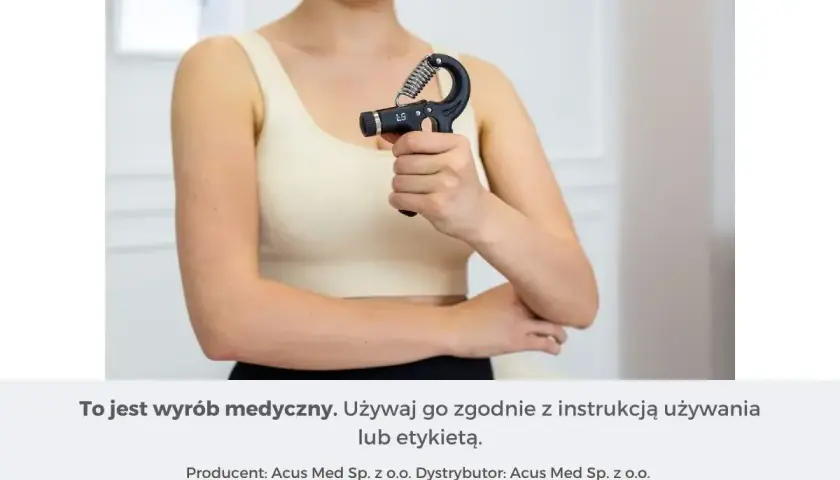 Kobieta ćwiczy chwyt dłoni za pomocą przyrządu, pokazując, jak wzmocnić nadgarstki.