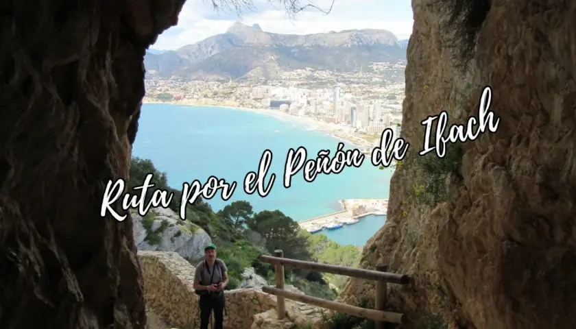 Hombre en la ruta peñon de ifach, con vistas al mar y la ciudad.