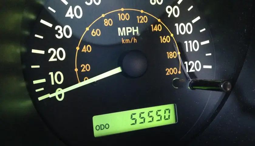 Wakuometr, czyli licznik kilometrów, pokazuje 55550 km. Wskazówka prędkościomierza znajduje się między 0 a 20 MPH.