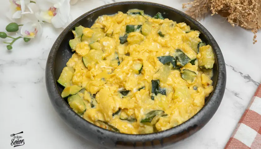 Revuelto de calabacín cremoso, un plato sencillo y delicioso.