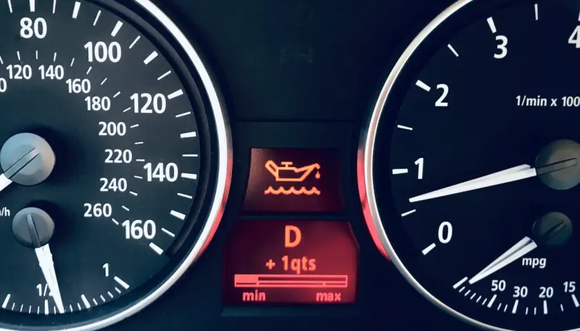 Luz de aceite encendida en el tablero. Indica cómo saber si hay que cambiar el aceite del coche.