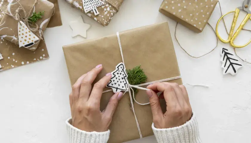 Jak zapakować prezent o nieregularnym kształcie? Proste triki DIY