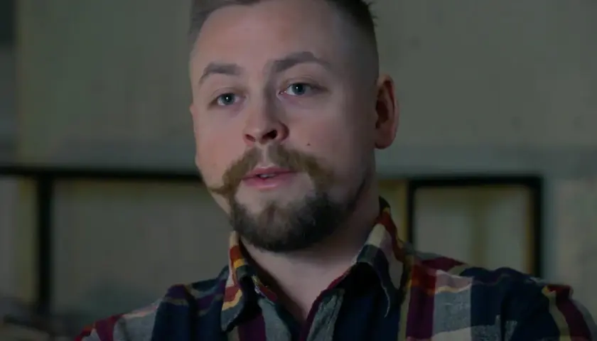Man med mustasch och rutig skjorta, kanske i en dokumentär om en stalker svt.