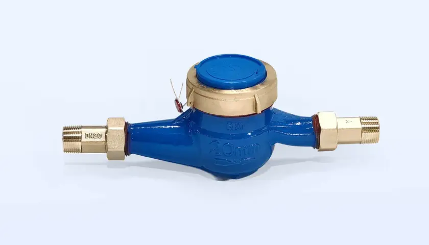 Medidor de agua azul con conexiones doradas. Su diseño eficiente minimiza la caida de presion en el sistema.