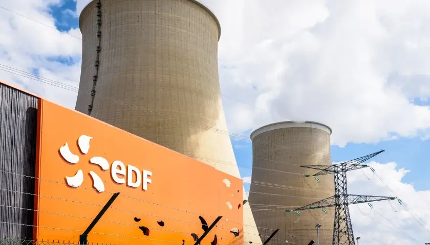 Chłodnie kominowe elektrowni EDF, która odpowiada za to, ile elektrowni atomowych ma Francja.
