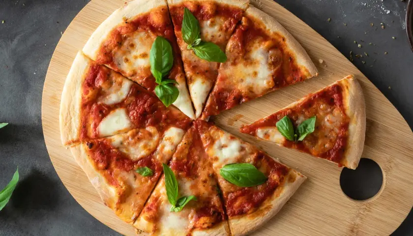 Pyszna pizza Margherita z ciągnącym serem i świeżą bazylią. Proste ciasto na pizzę zawsze wychodzi, idealne na szybki obiad.