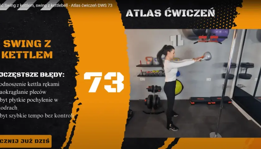 Kobieta wykonuje swing z kettlem, ćwiczenie numer 73 z Atlasu Ćwiczeń. Na ekranie widać też listę najczęstszych błędów.