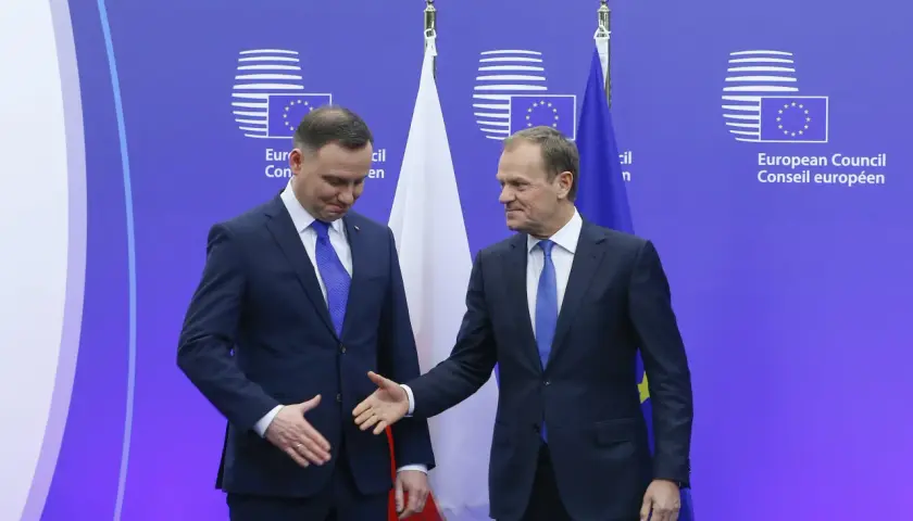 Andrzej Duda i Donald Tusk witają się na tle flag UE. Czy to początek lepszej współpracy, czy tylko pozory, dlaczego prezydent unika wspólnych konferencji?