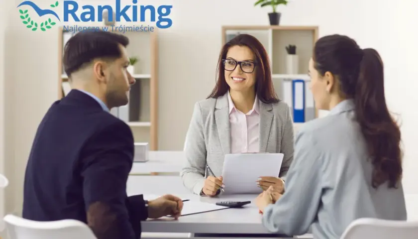 Doradca finansowy rozmawia z parą przy biurku.