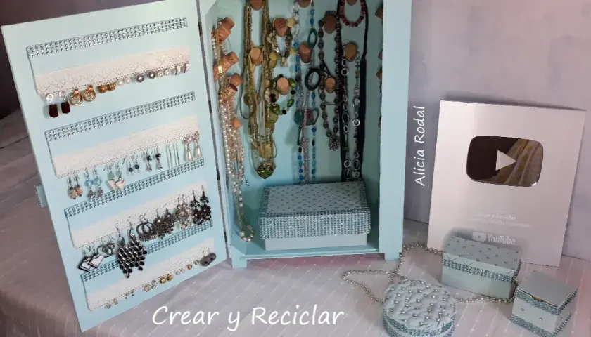 Joyero manualidades con muchos collares y pendientes. Un proyecto de "Crear y Reciclar" con un toque brillante.