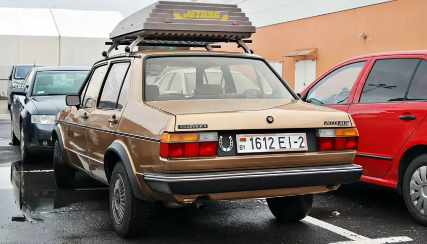 Złoty Volkswagen Jetta GLS z bagażnikiem dachowym Jetbag. Na tablicy rejestracyjnej widnieje numer 1612 EI-2.