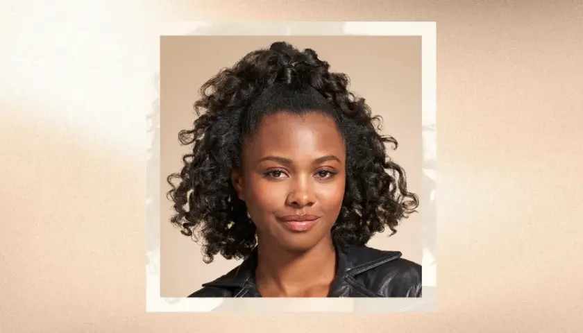 Mujer con pelo rizado corto recogido en una coleta alta. Un estilo moderno y favorecedor, el mejor corte para pelo rizado corto.