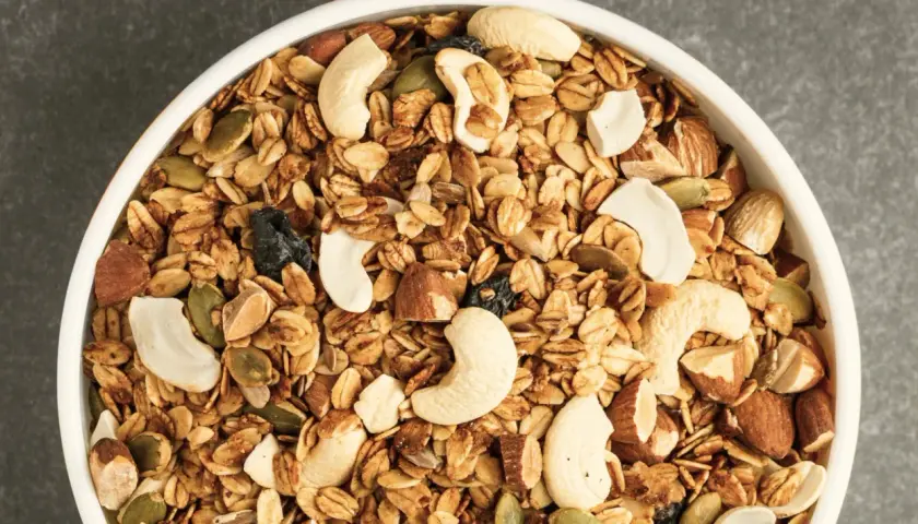 Schüssel mit Müsli, Nüssen und Kernen. Eine gesunde bor lebensmittel tabelle für den Start in den Tag.