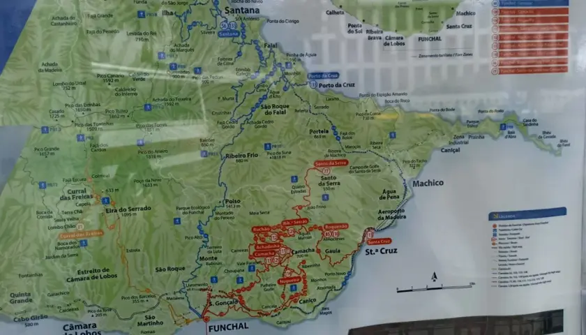 Mapa turystyczny Madery z zaznaczonym **madera transport publiczny** - trasy autobusów, szlaki piesze i punkty widokowe.