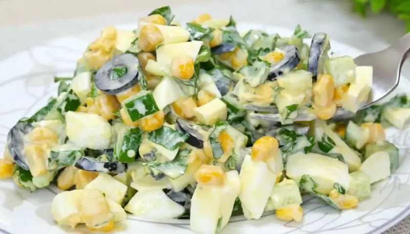 Deliziosa insalata di cetrioli con uova sode, mais, olive e un cremoso condimento. Perfetta per un pasto leggero.