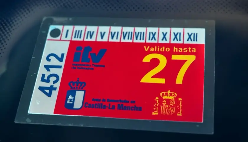 Pegatina de ITV caducada, pero con cita previa. Muestra el número 4512 y que el vehículo es de Castilla-La Mancha.