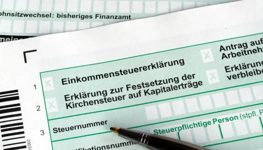 Steuererklärung mit Feld für die Steuernummer. Die Steuernummer ist die Steuer ID, die für die Einkommensteuererklärung benötigt wird.