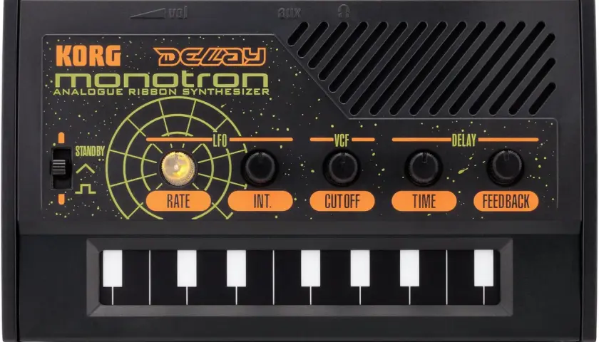 Korg Monotron Delay – co to jest syntezator? Czarny, analogowy syntezator z taśmą, klawiaturą i pokrętłami do kontroli dźwięku.