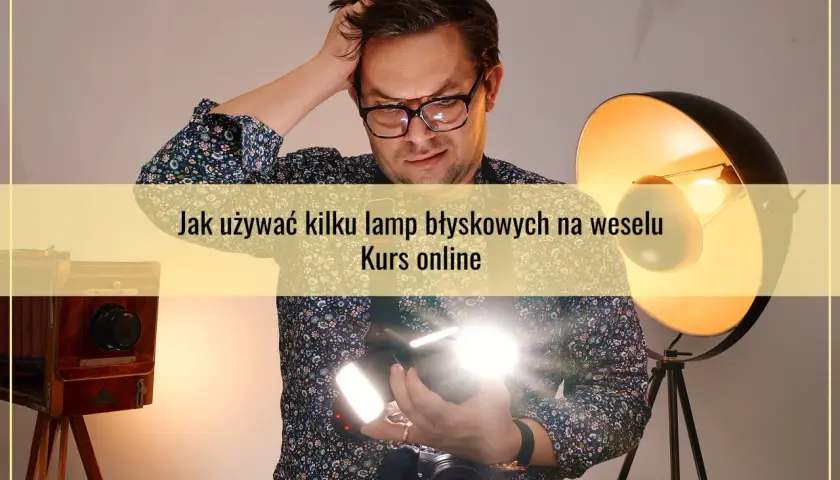 Mężczyzna z aparatem i lampami błyskowymi, uczący się jak używać kilku lamp błyskowych na weselu. Kurs fotografii online.