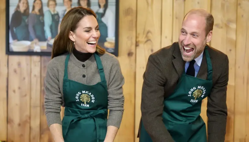 Księżna Kate i William śmieją się radośnie podczas wizyty w Long Meadow Farm. Najnowsze wiadomości z ich życia pełne są uśmiechu.