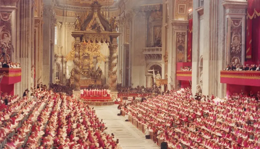 Große Versammlung von Geistlichen in roten Gewändern in einer prächtigen Kirche. Die Bedeutung einer Synode wird hier durch die schiere Anzahl der Teilnehmer und die feierliche Atmosphäre deutlich.