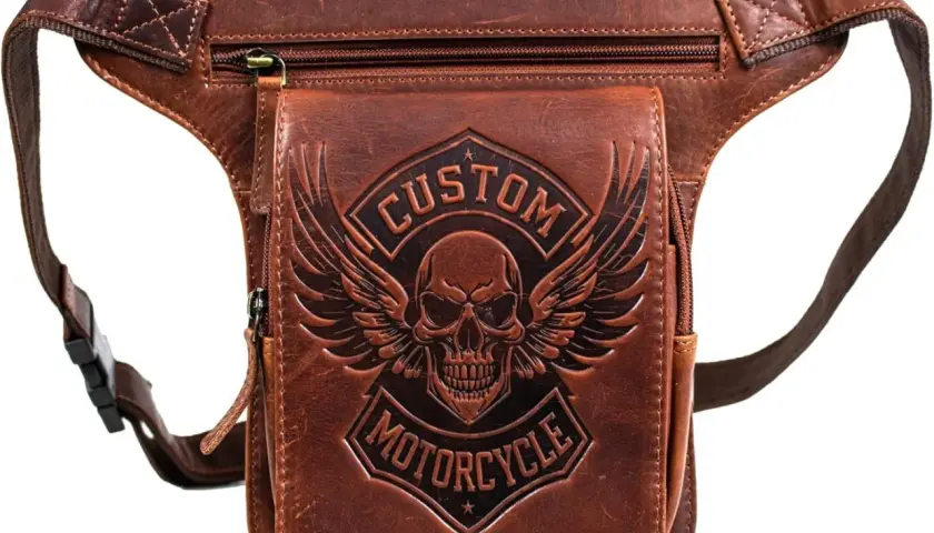 Borsa in pelle marrone con teschio alato e scritta "Custom Motorcycle". Perfetta per un look da motociclista vintage.